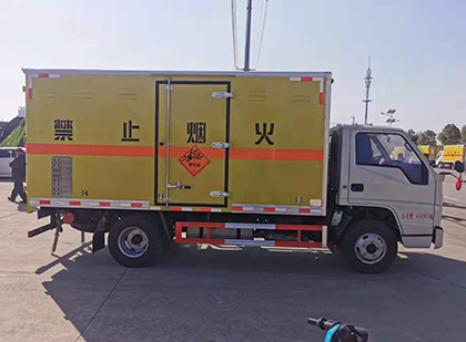 沿滩爆破器材运输车工人安全操作规范与智能技术保障